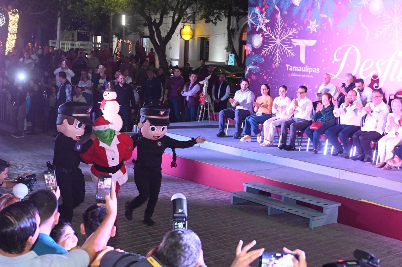 Con desfile navideño, disfrutan familias victorenses en el 17 Te Quiero Más