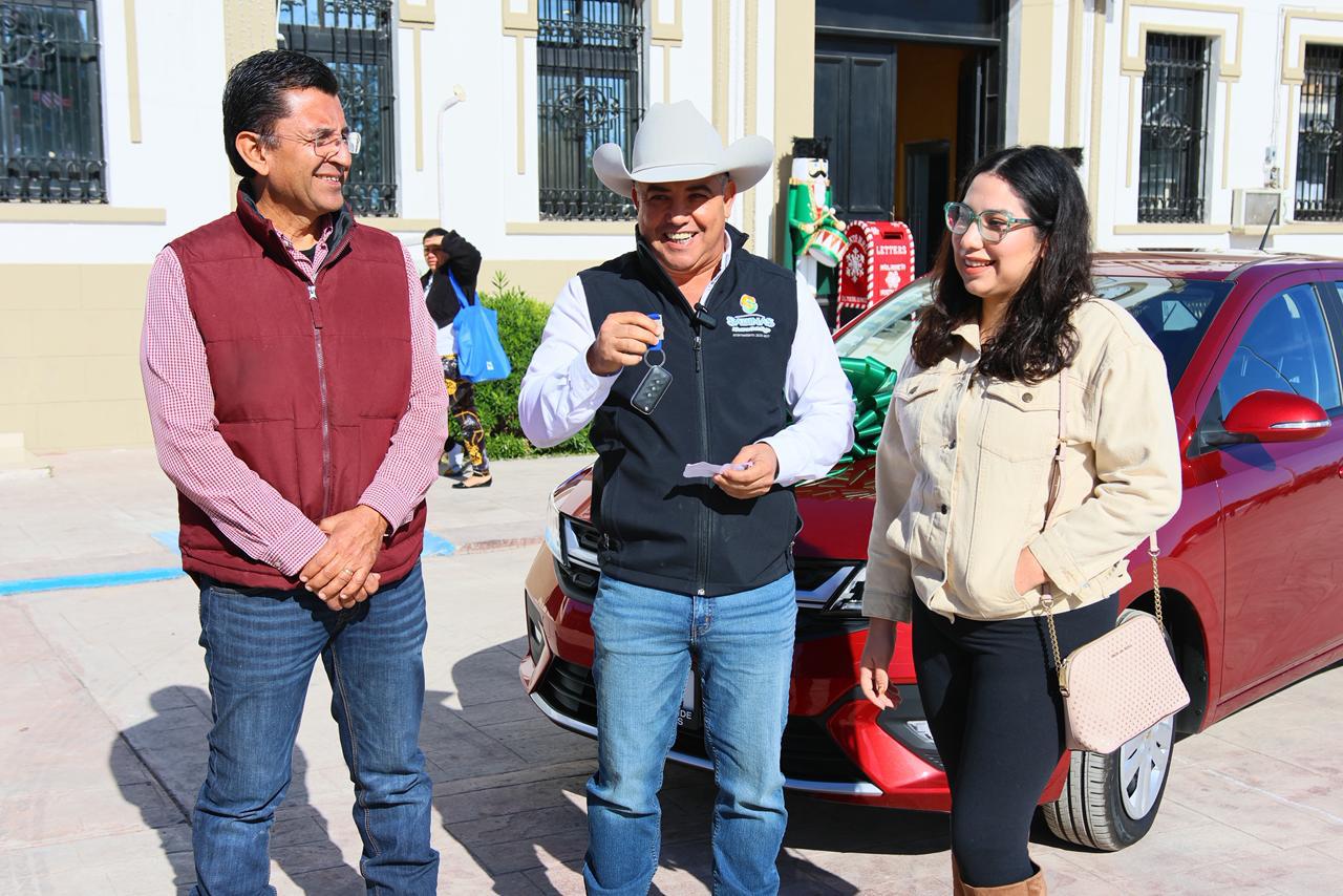 Chano Díaz entrega Aveo 2025 a la ganadora del Banquetazo Comercial 2025