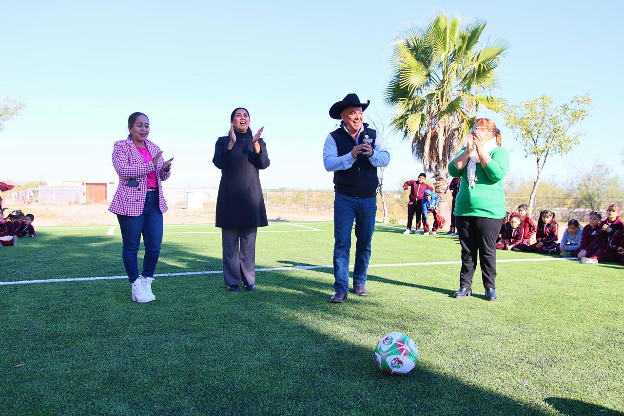 “Chano Díaz transforma escuelas: inaugura canchita con pasto sintético en la Adam A. Rocha de la Villa de Agujita”