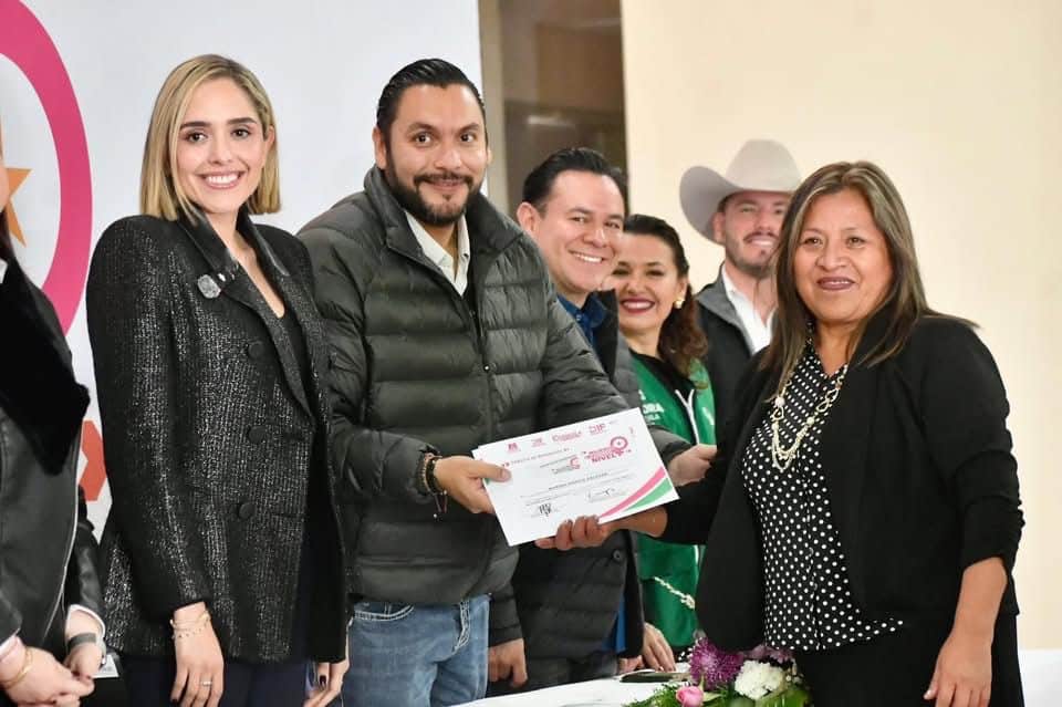 Carlos Villarreal encabeza graduación de Mujeres al Siguiente Nivel