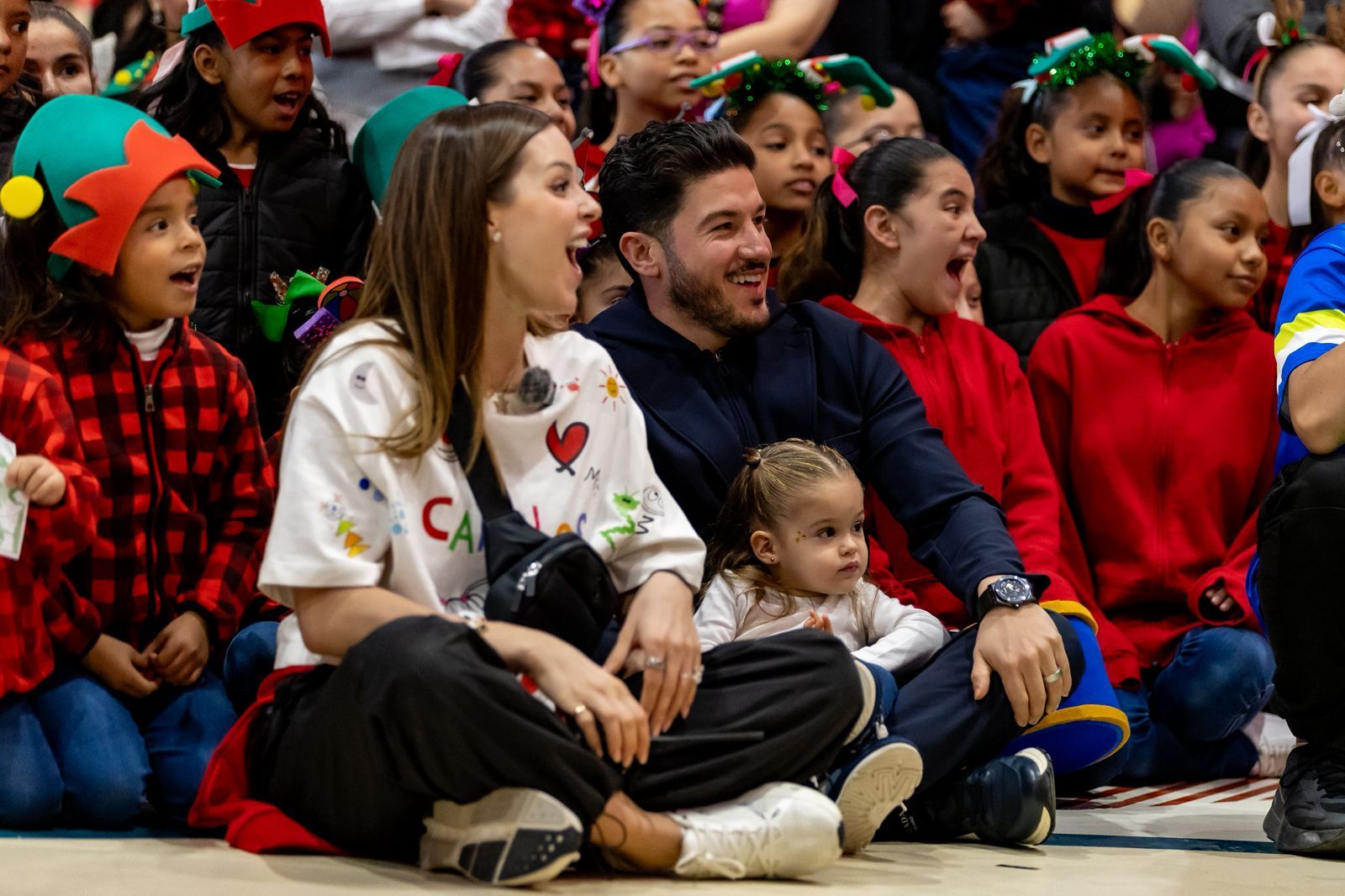 Mariana Rodríguez y Samuel García celebran posada con niñas y niños de Capullos Renace
