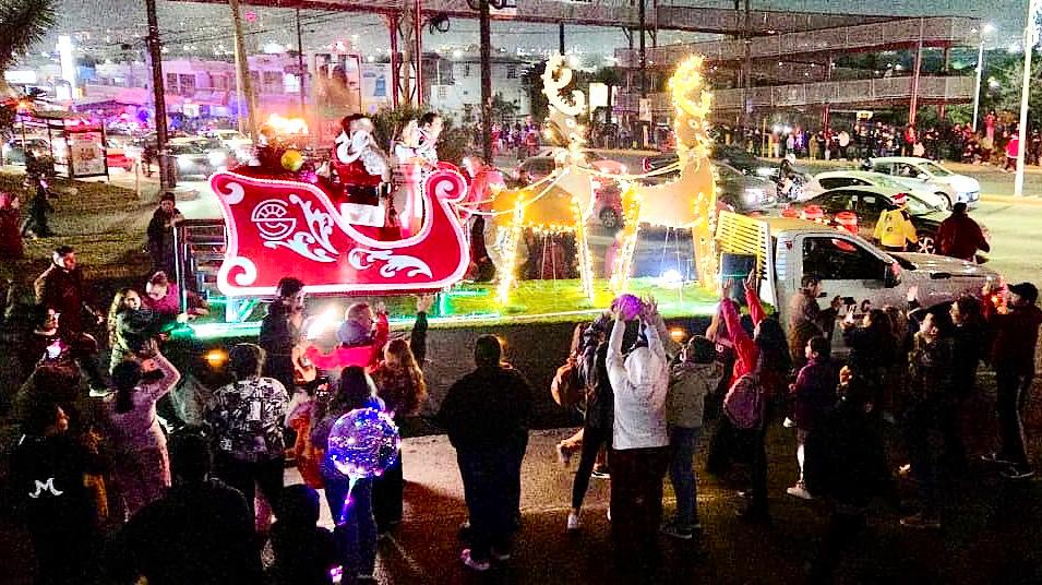 Disfrutan miles de familias seis desfiles navideños en Santa Catarina