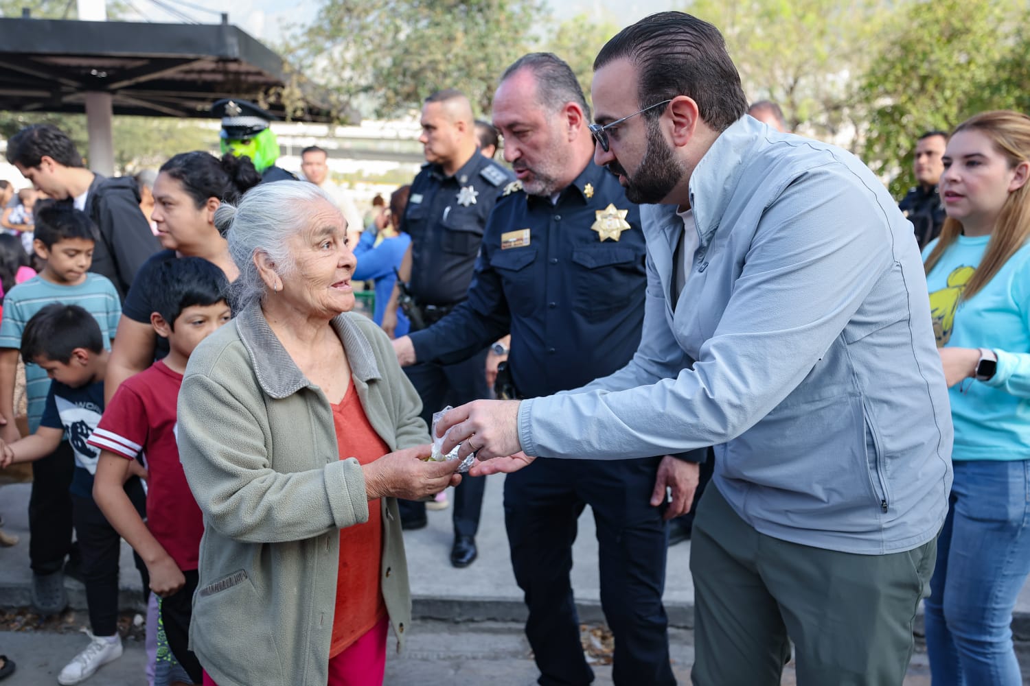 Se convierten Policías de San Pedro en Santa Clauses para llevar alegría a colonias