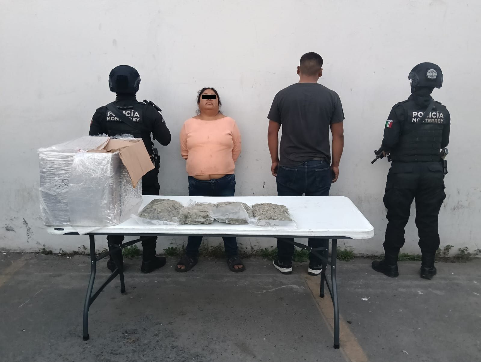 Detiene Policía de Monterrey a madre e hijo con posesión de mariguana