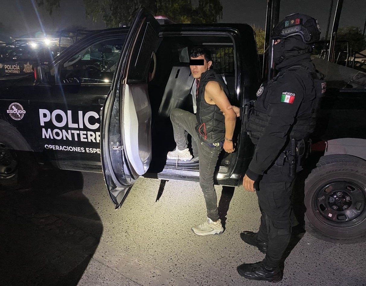 Detiene Policía de Monterrey a dos hombres con 51 dosis de cocaína
