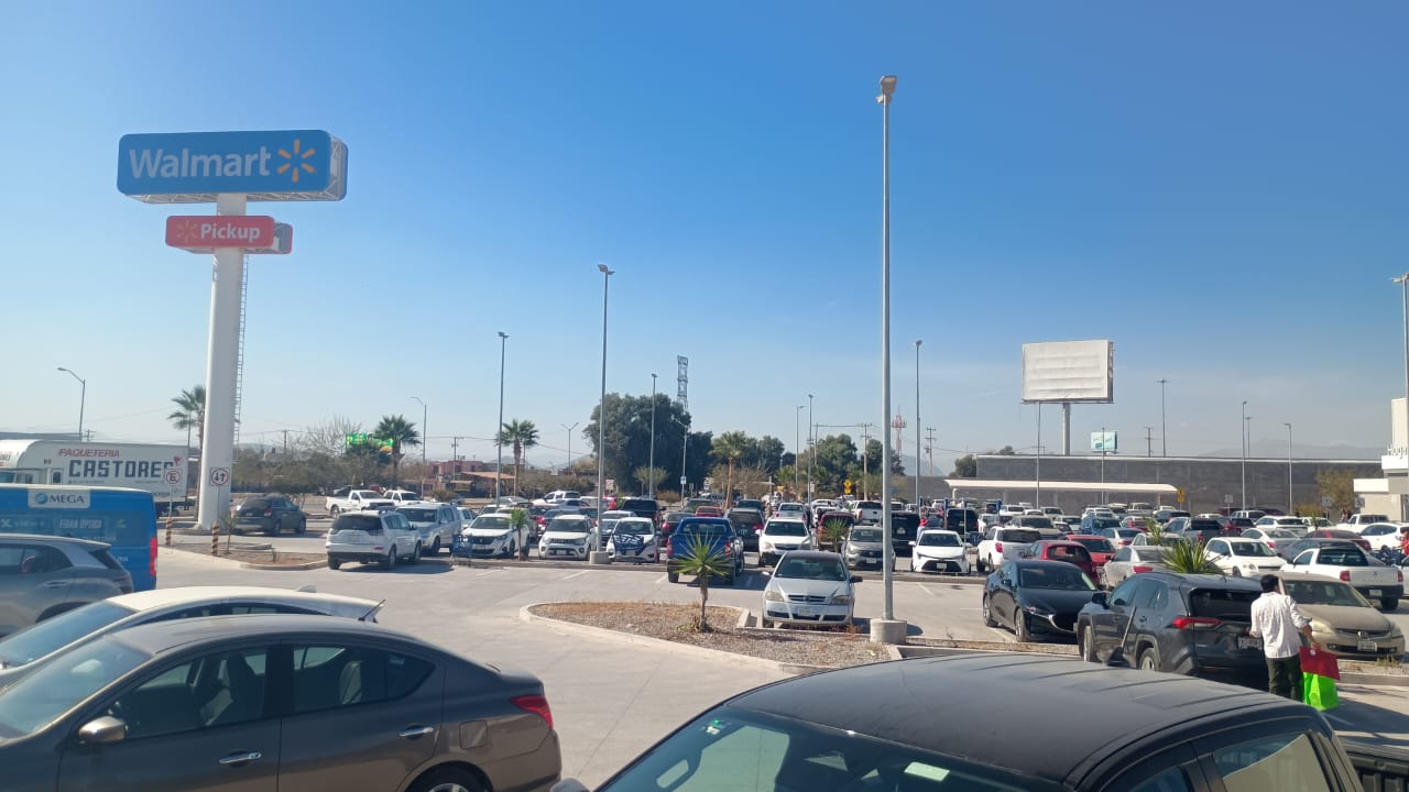 Compras de último momento abarrotan centros comerciales y el Centro de la ciudad previo a Navidad