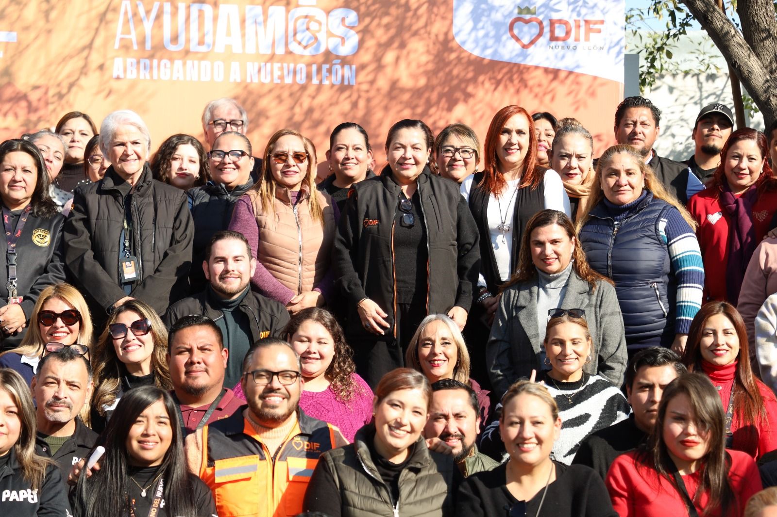 Entrega DIF Nuevo León cobijas en la Colonia Moderna