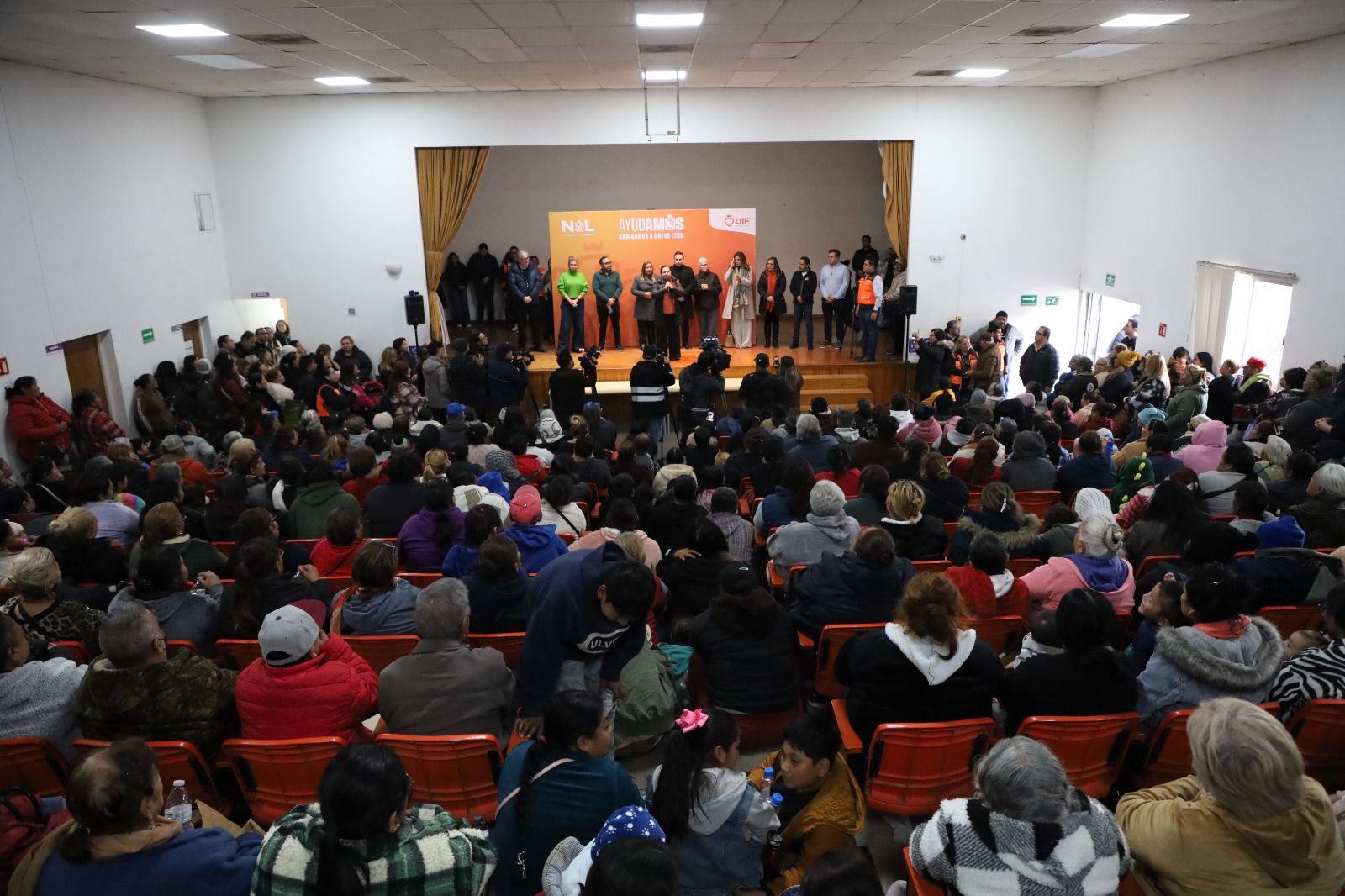 Entrega DIF Nuevo León más de 2 mil cobijas en Colonia Independencia con programa “Ayudamos Abrigando a Nuevo León”