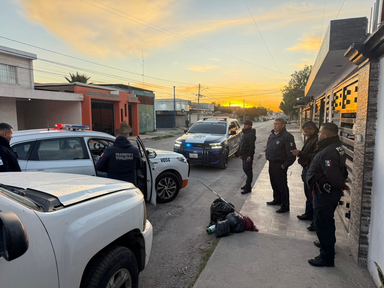 Agentes de Tránsito y Vialidad de Torreón actúan como primeros respondientes tras reporte de ciudadano tirando basura en la vía pública