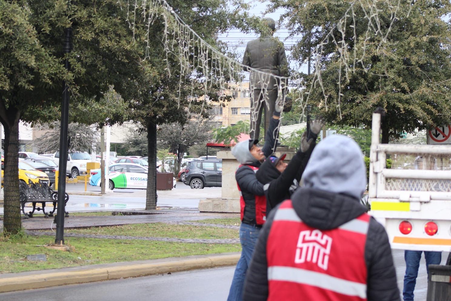Inicia retiro de 27 mil metros de luces decorativas tras el fin de la temporada navideña