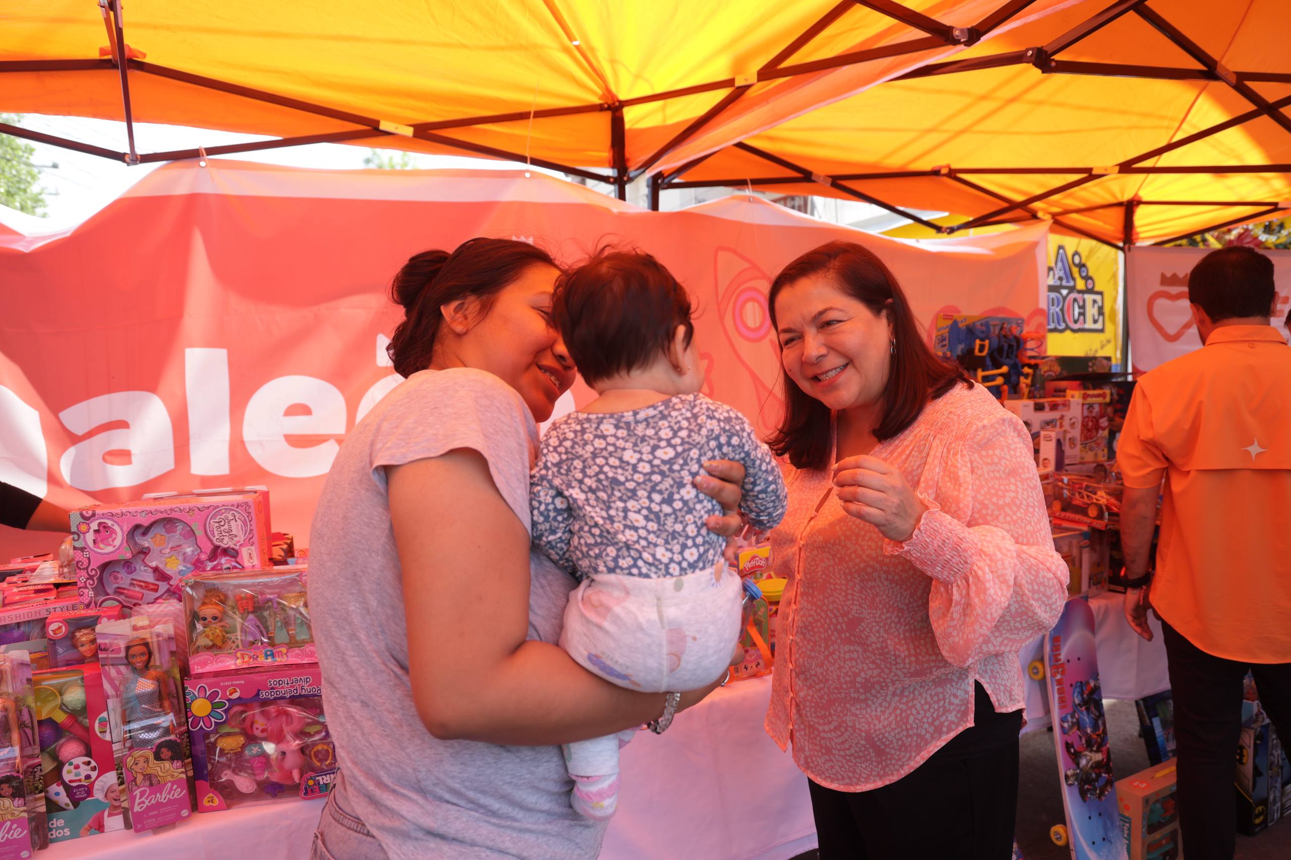 DIF Nuevo León entrega más de mil juguetes en diversas colonias de Monterrey en el Día de Reyes