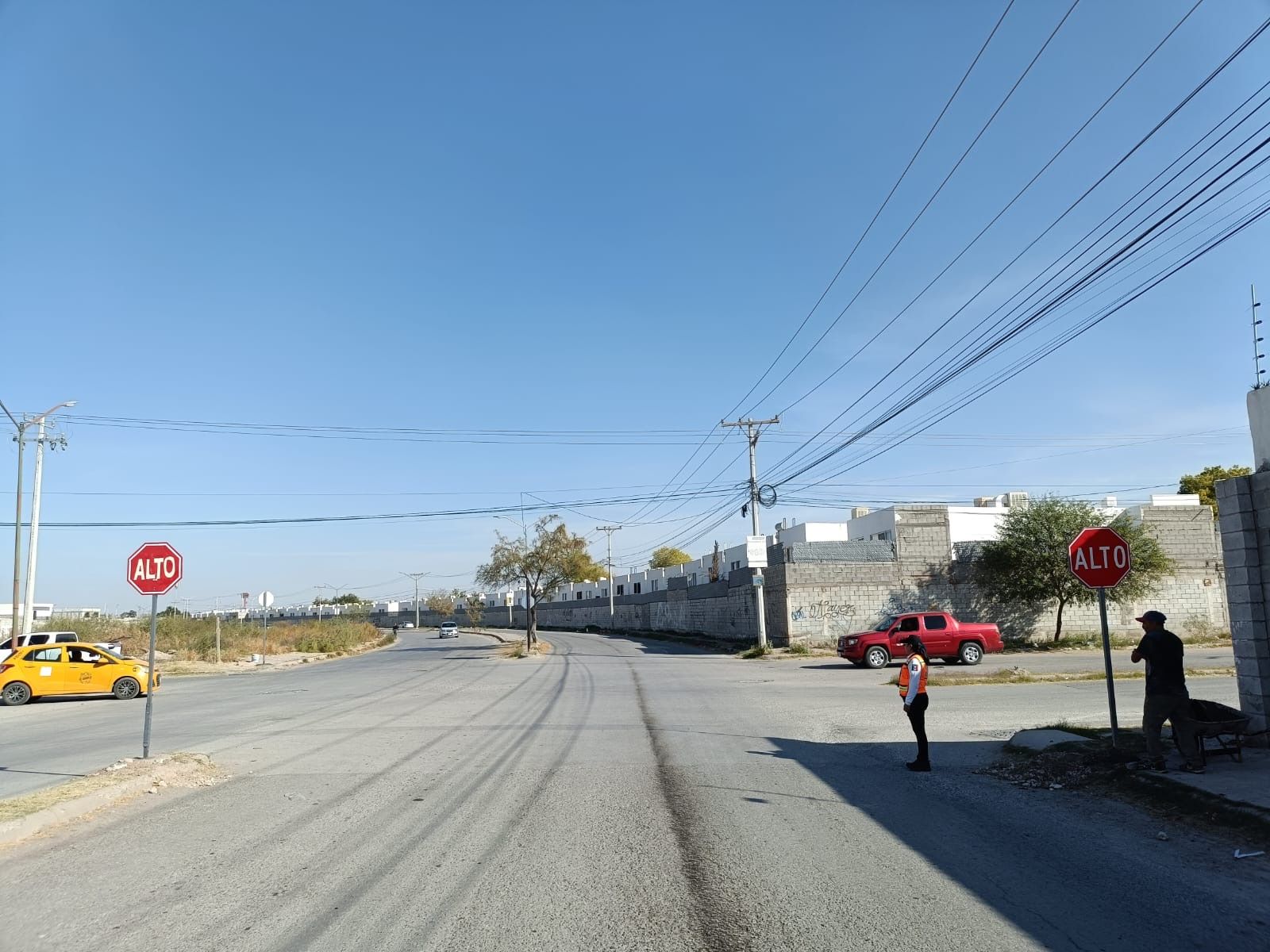 Refuerzan seguridad vial con instalación de señalamientos de alto en calzada La Joya