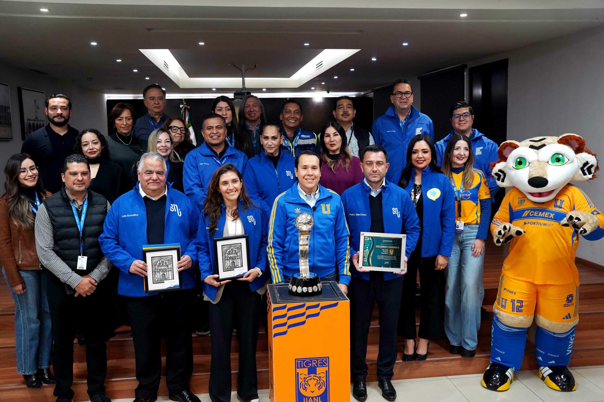 Entrega San Nicolás reconocimiento a Club Tigres Femenil por inspirar a las nicolaítas