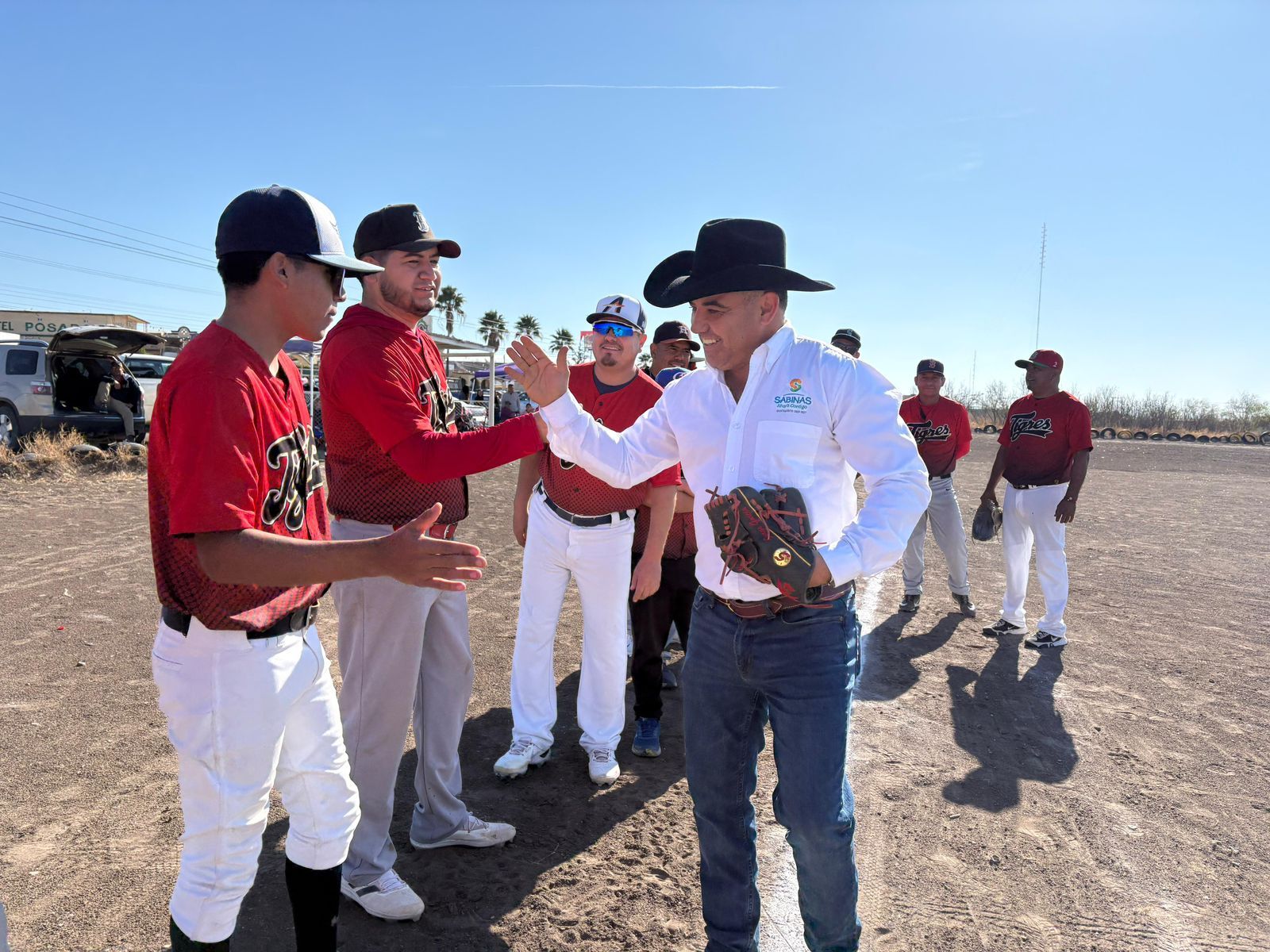 Chano Díaz pone en marcha la gran final de la Liga de Béisbol “Agujita Sánchez”