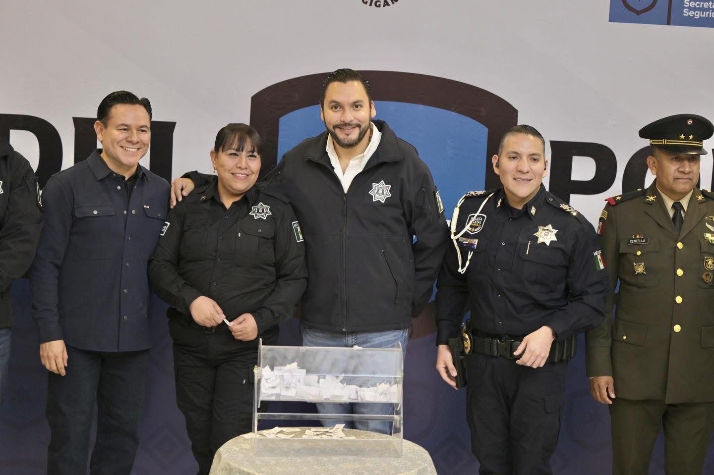 Carlos Villarreal reconoce a policías de Monclova en su día