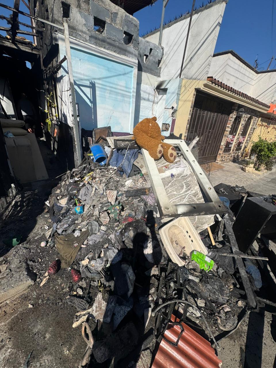 Entrega DIF Escobedo apoyo a familia afectada por incendio