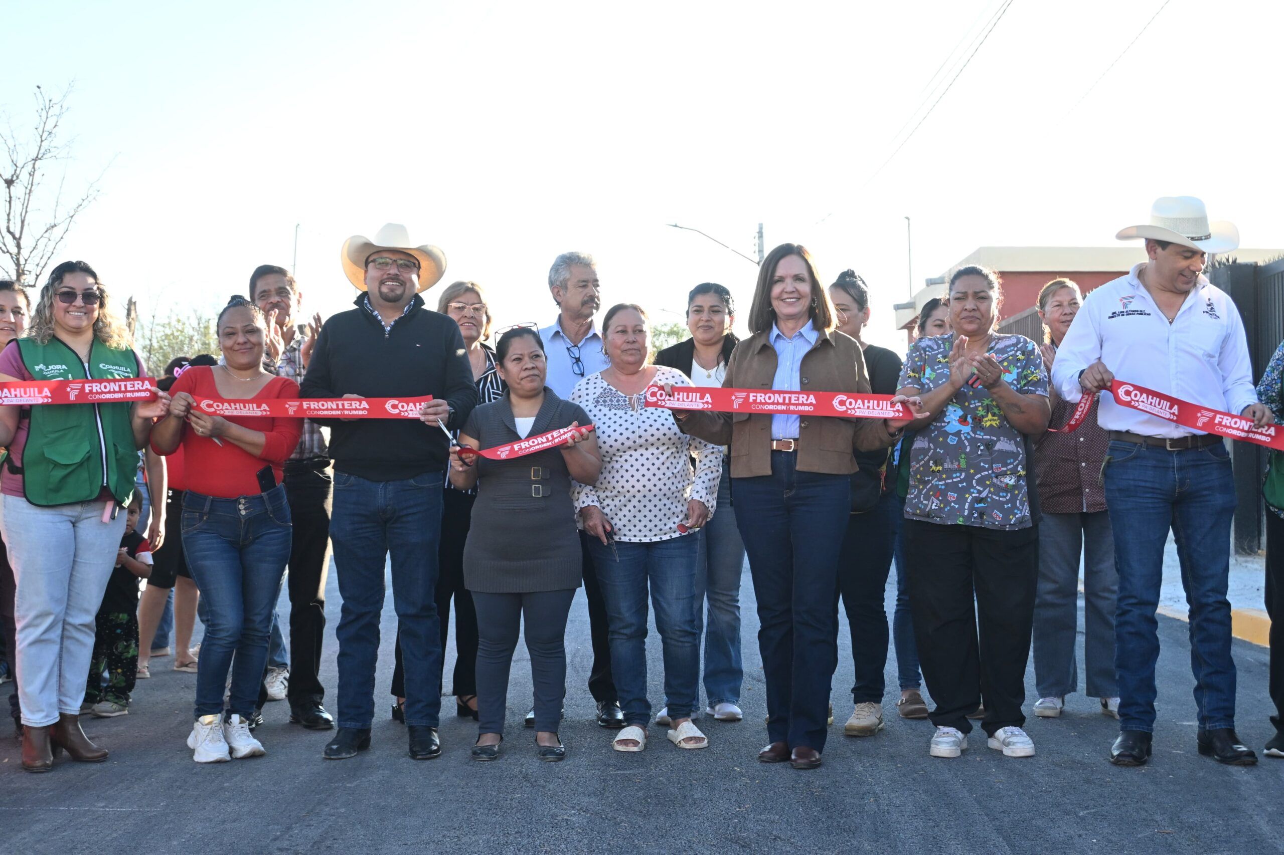 Sari Pérez entrega obra de pavimentación en la colonia Nueva Occidental