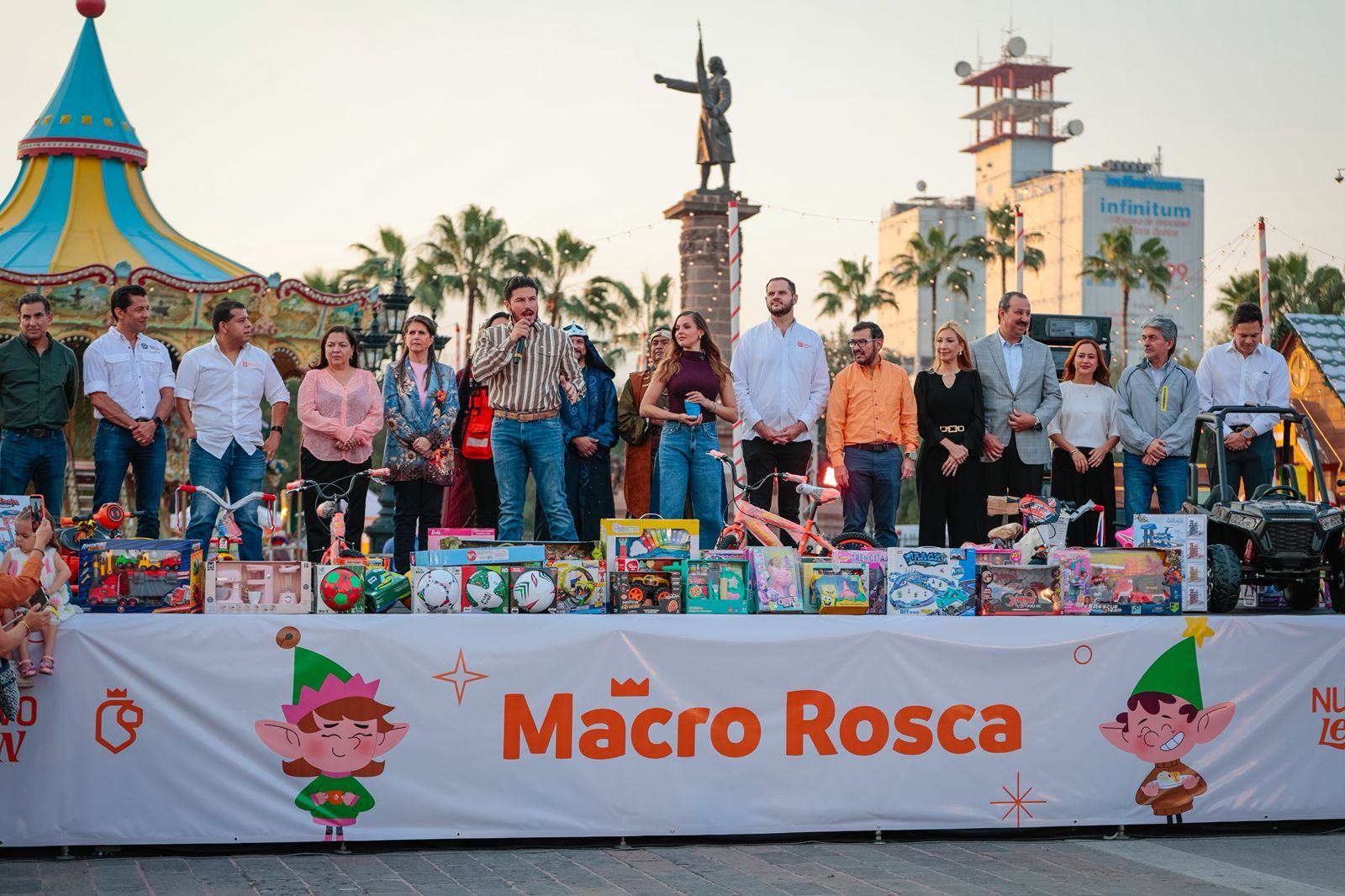 Celebran Samuel García y Mariana Rodríguez Día de Reyes con Macro Rosca en la Explanada de los Héroes