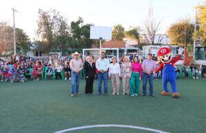Chano Díaz Iribarren comparte la Rosca de Reyes con familias de Sabinas