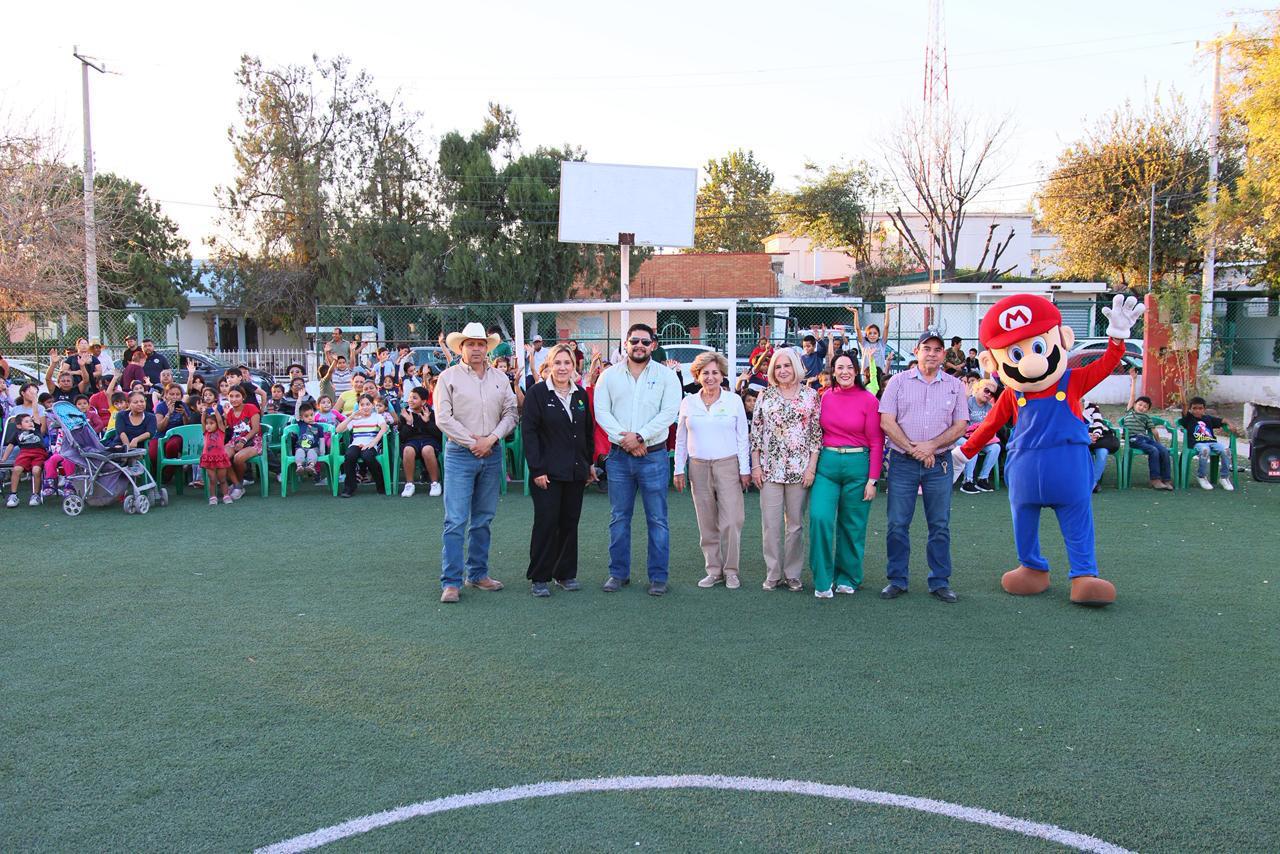 Chano Díaz Iribarren comparte la Rosca de Reyes con familias de Sabinas