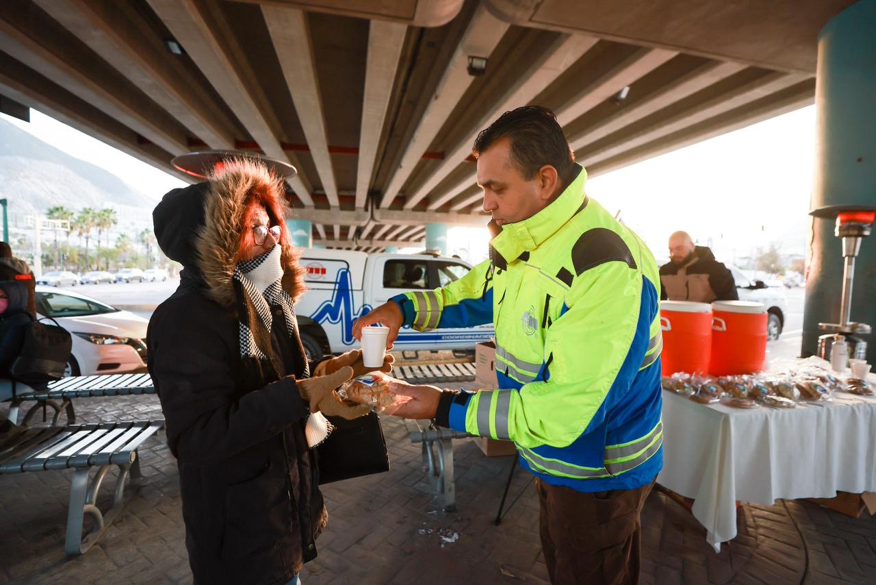 Apoya San Pedro a sampetrinos en paradas de transporte ante bajas temperaturas