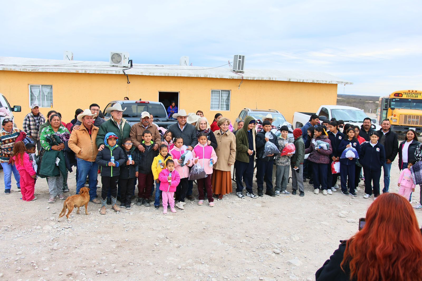 Chano Díaz y Alma Iribarren llevan abrigo y esperanza a las familias del ejido Puente Negro