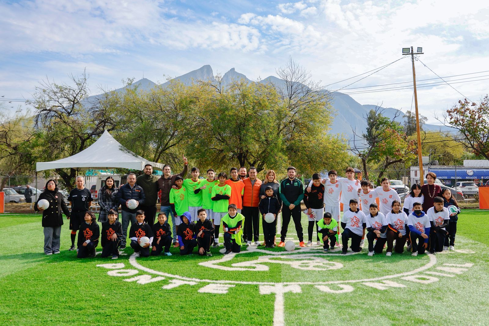Inaugura Samuel García cancha #392 en primaria en Monterrey