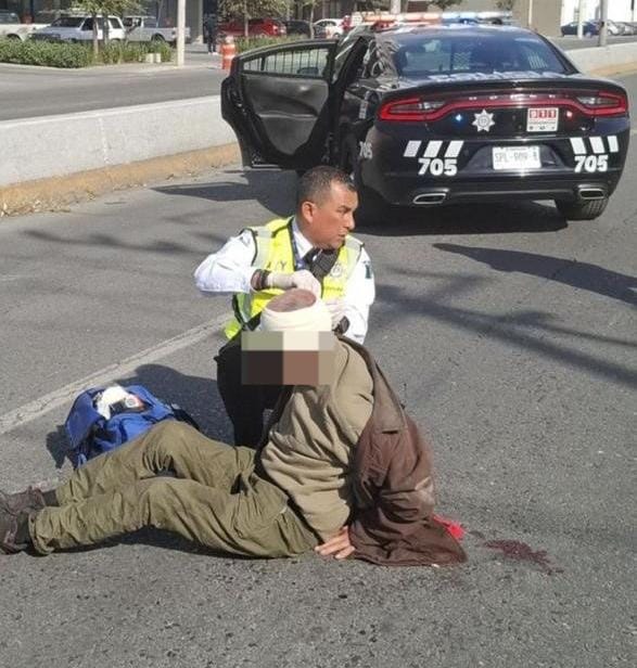 Oficial de Tránsito de Monterrey brinda primeros auxilios en atropello