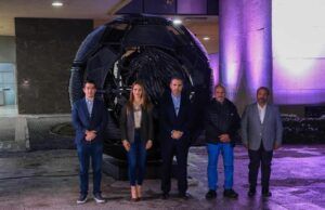 Devela Adrián de la Garza escultura mundialista realizada con cable en desuso