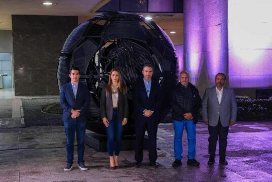 Devela Adrián de la Garza escultura mundialista realizada con cable en desuso