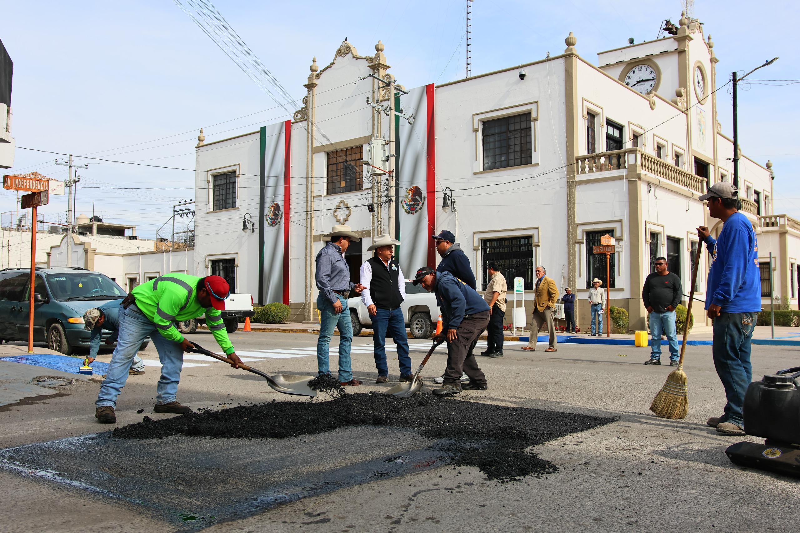 Impulsa Chano Díaz bacheo y mejora de cruces peatonales en Sabinas, Agujita y Cloete