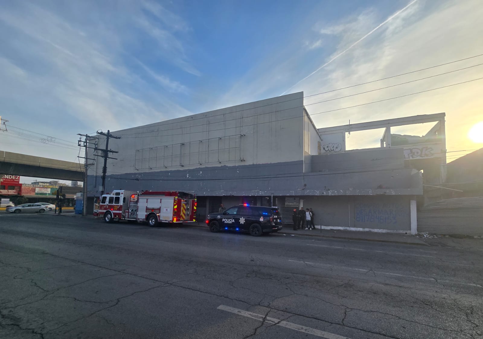 Detiene Policía de Monterrey a cuatro hombres por quemar basura en inmueble abandonado