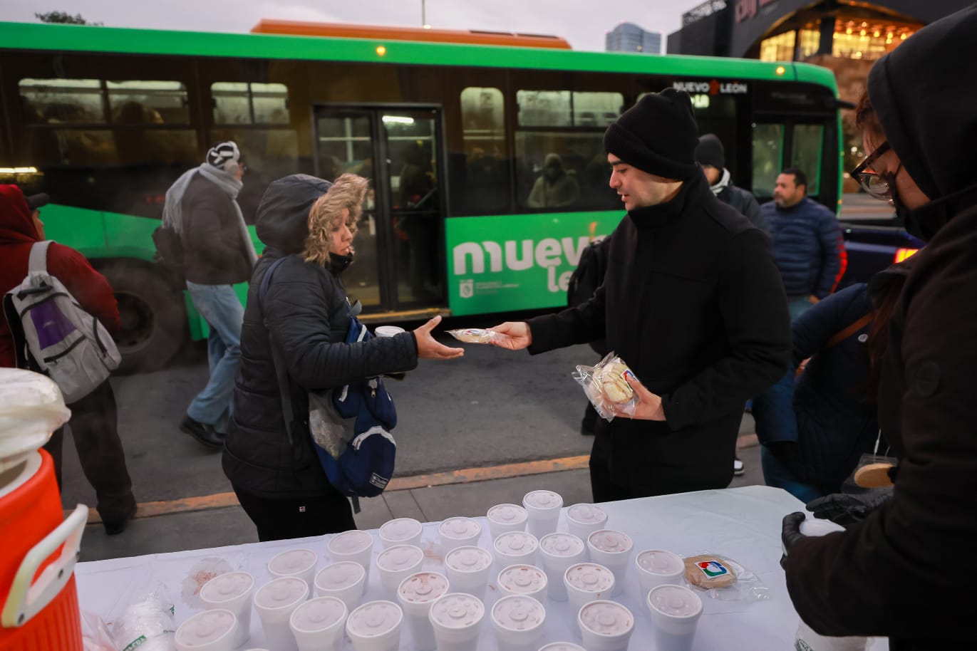 Atiende San Pedro a usuarios de transporte ante bajas temperaturas