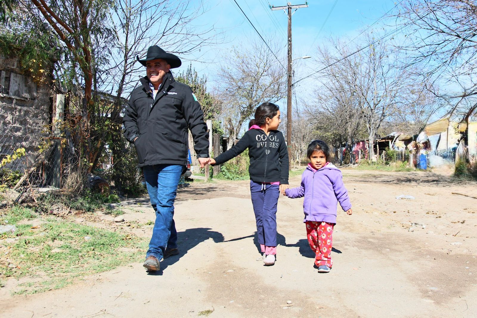 Refuerza Chano Díaz apoyo invernal con programa “Abrigando Corazones” en Villa de Agujita