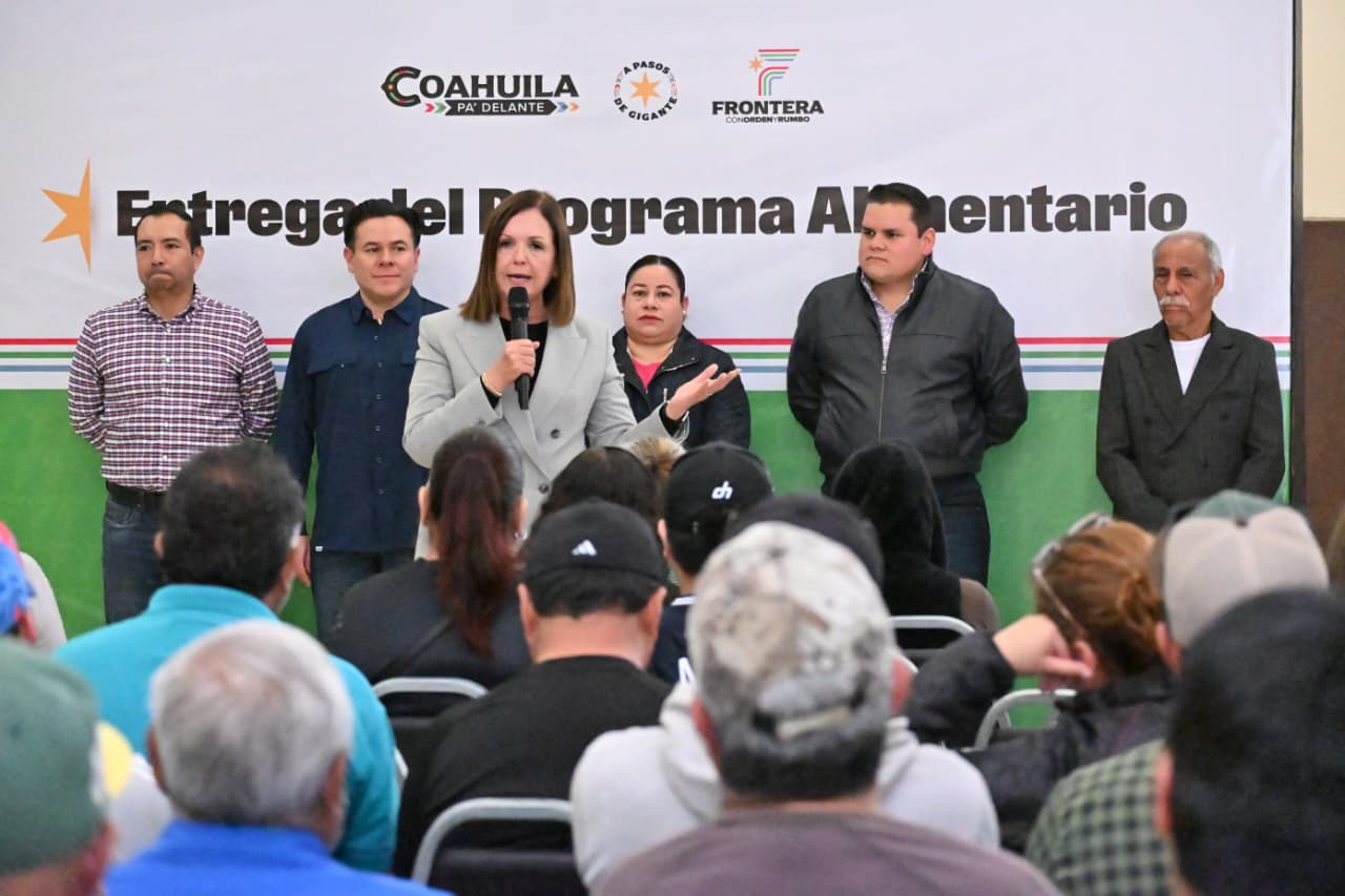 Sari Pérez entrega apoyos alimentarios a ferrocarrileros