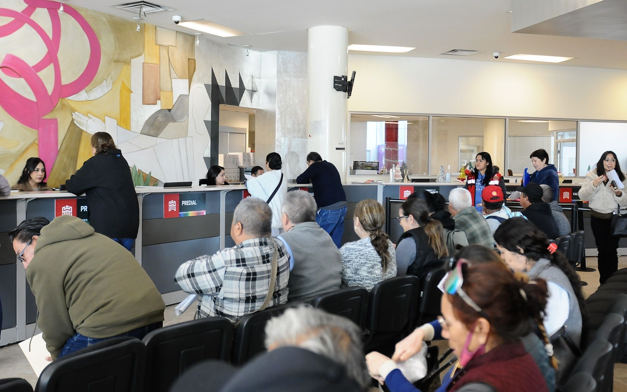 Acuden los primeros contribuyentes a realizar su pago del impuesto predial