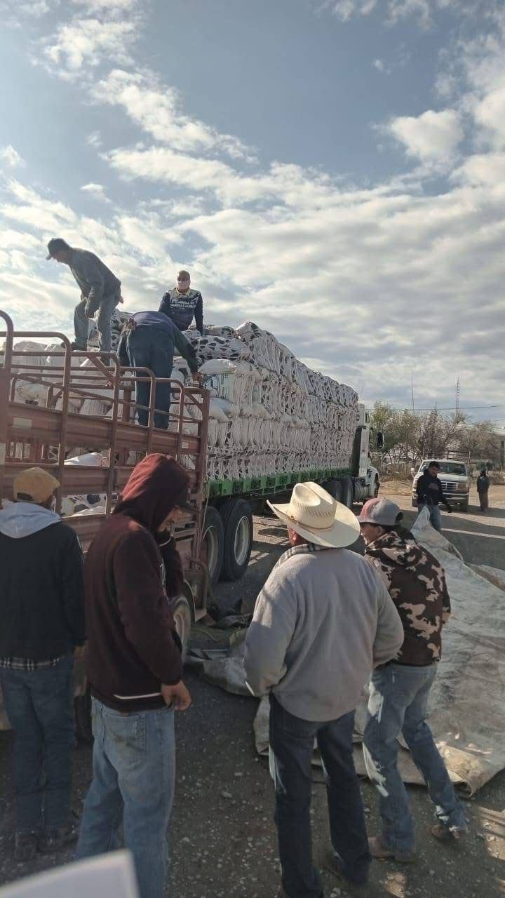 Entrega Gobierno de Castaños pollinaza a productores rurales de Castaños