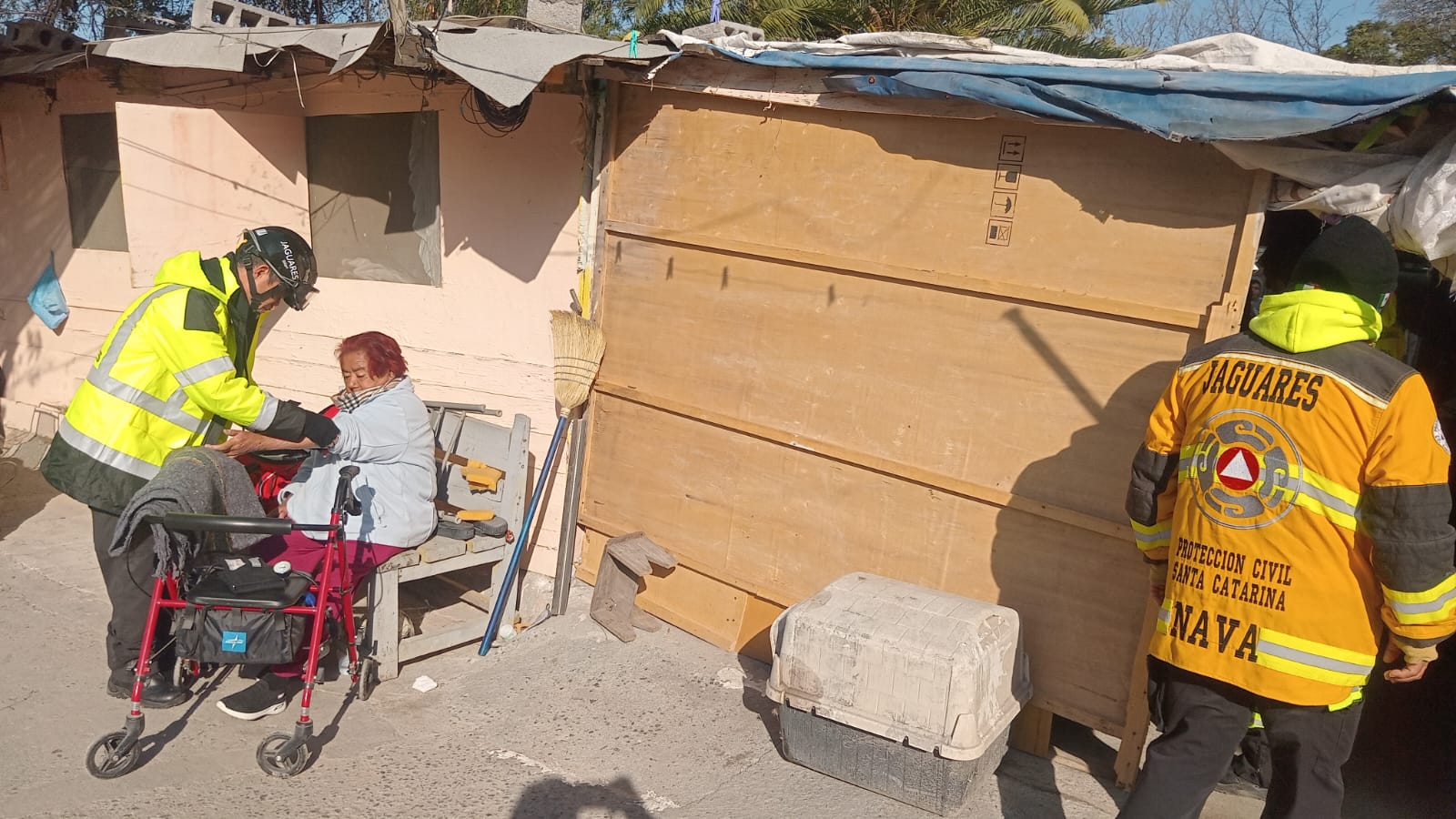 Entrega Santa Catarina medicamento y cobertores a personas vulnerables