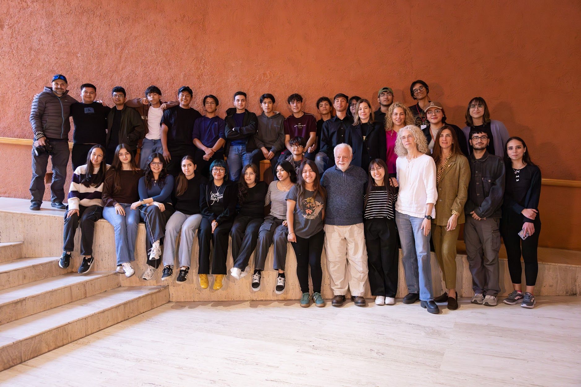 Orienta Fredric Roberts talento fotográfico de estudiantes de la UANL