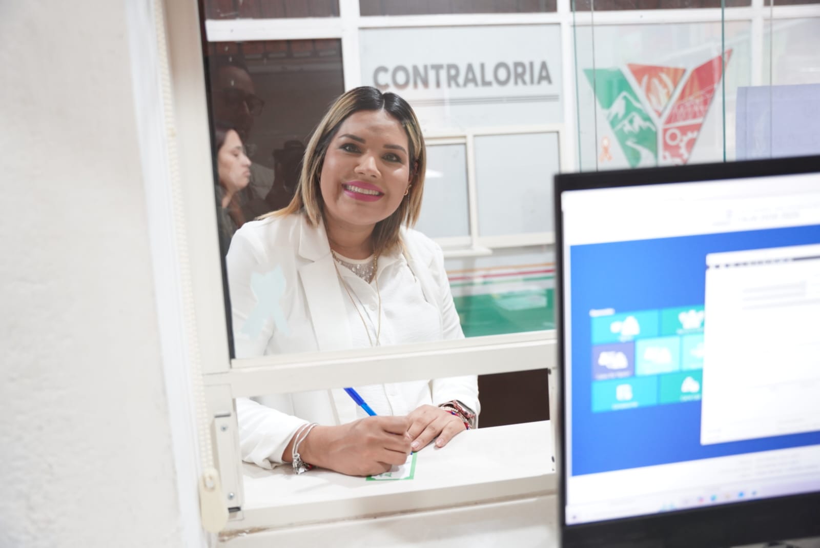 Cumple Yesica Sifuentes con el pago del predial e invita a la ciudadanía a aprovechar el 15% de descuento