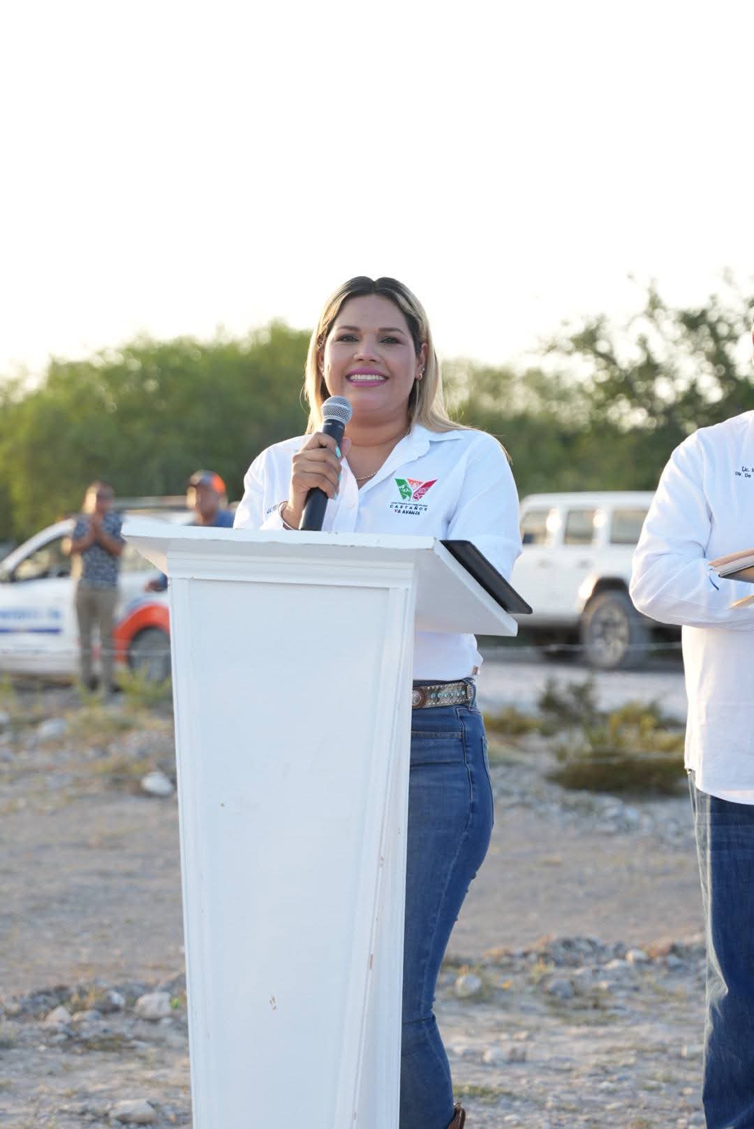 Supervisa Yesica Sifuentes rehabilitación del camino al Ejido Providencia