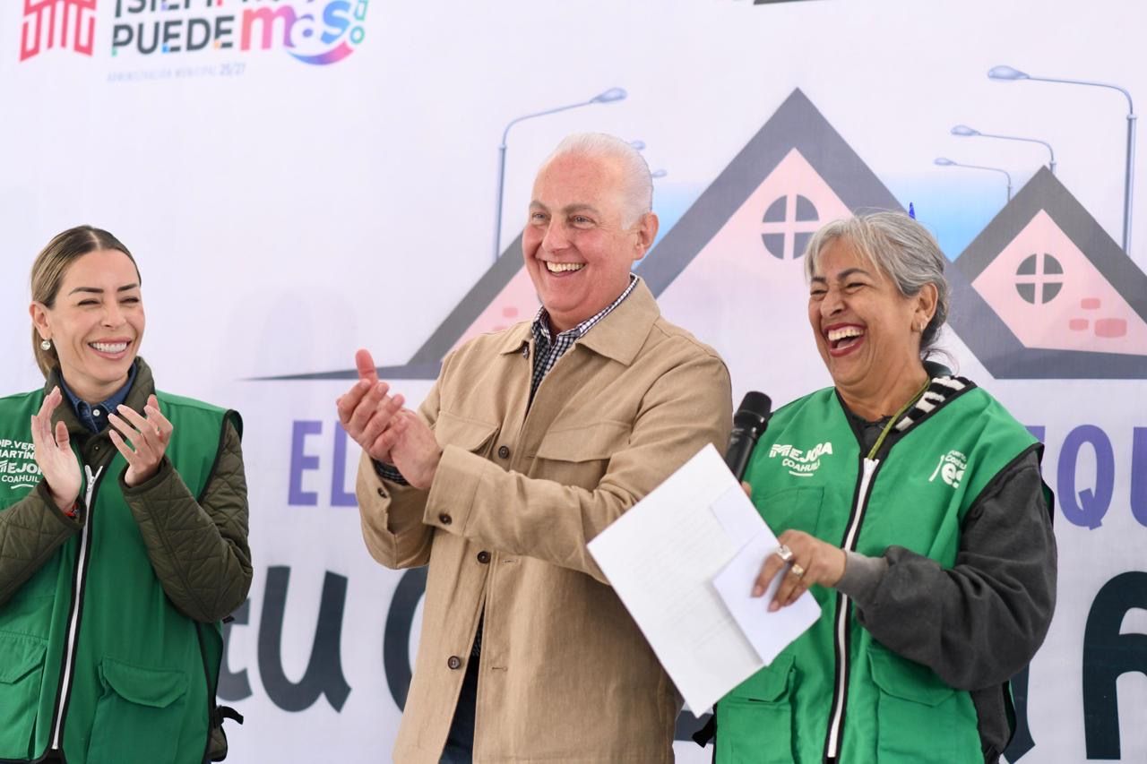 Román Alberto Cepeda González entrega rehabilitación de cancha de usos múltiples en Nueva Rosita