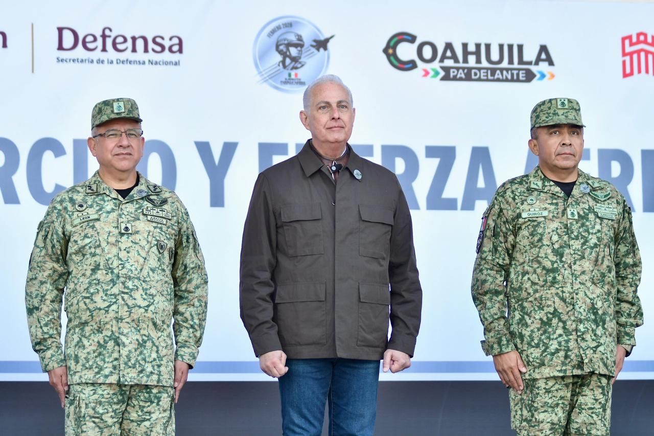 Román Alberto Cepeda preside el Izamiento de Bandera por el inicio del Mes del Ejército y Fuerza Aérea Mexicanos