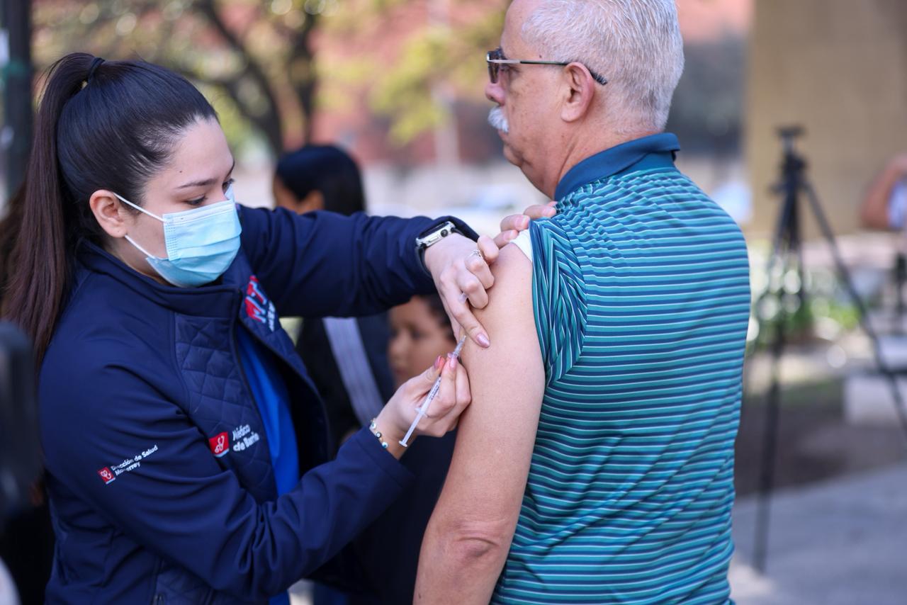 Continúa campaña de vacunación en Monterrey