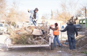 Dan solución a reportes ciudadanos con acciones de limpieza en colonias de Sabinas