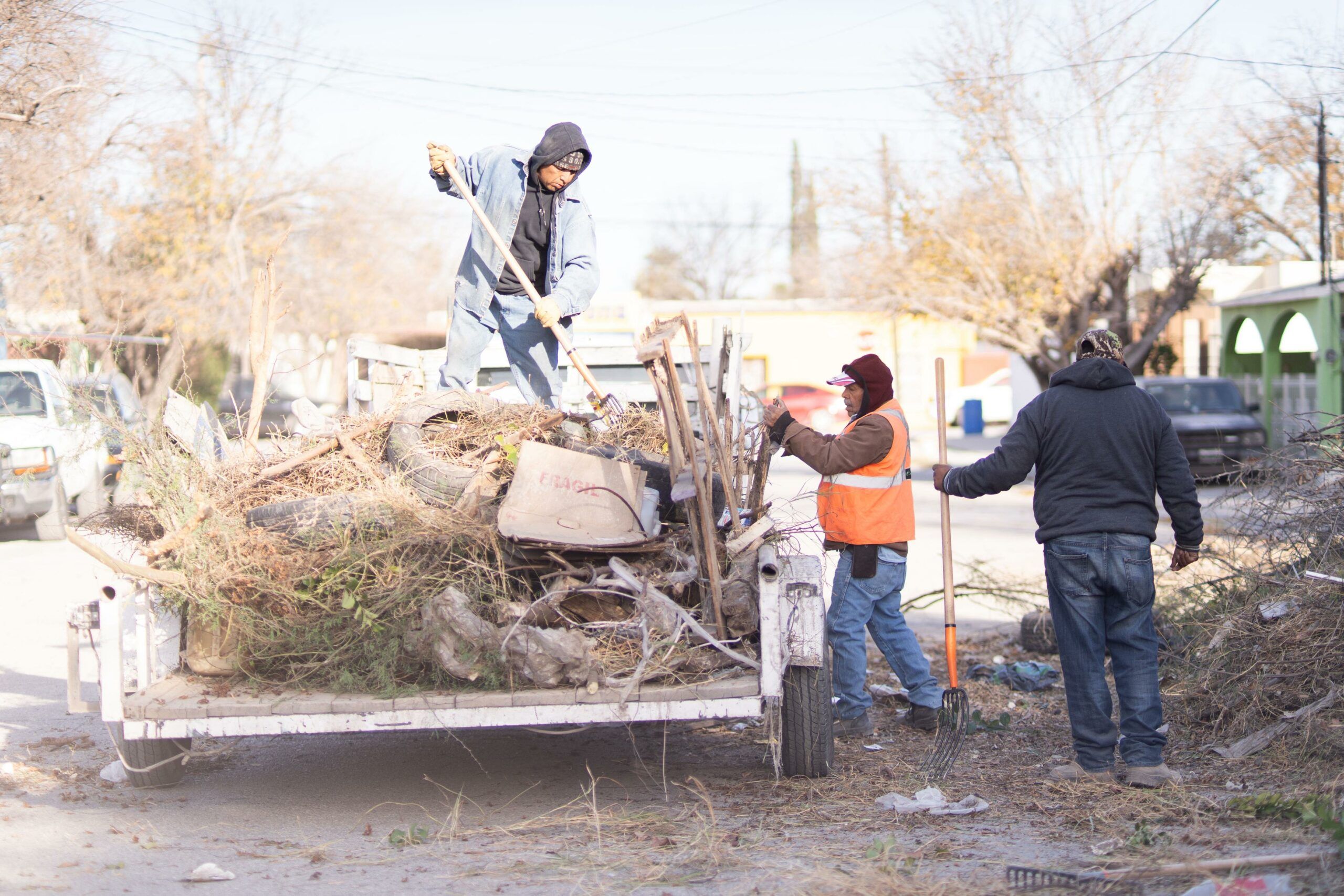 Dan solución a reportes ciudadanos con acciones de limpieza en colonias de Sabinas