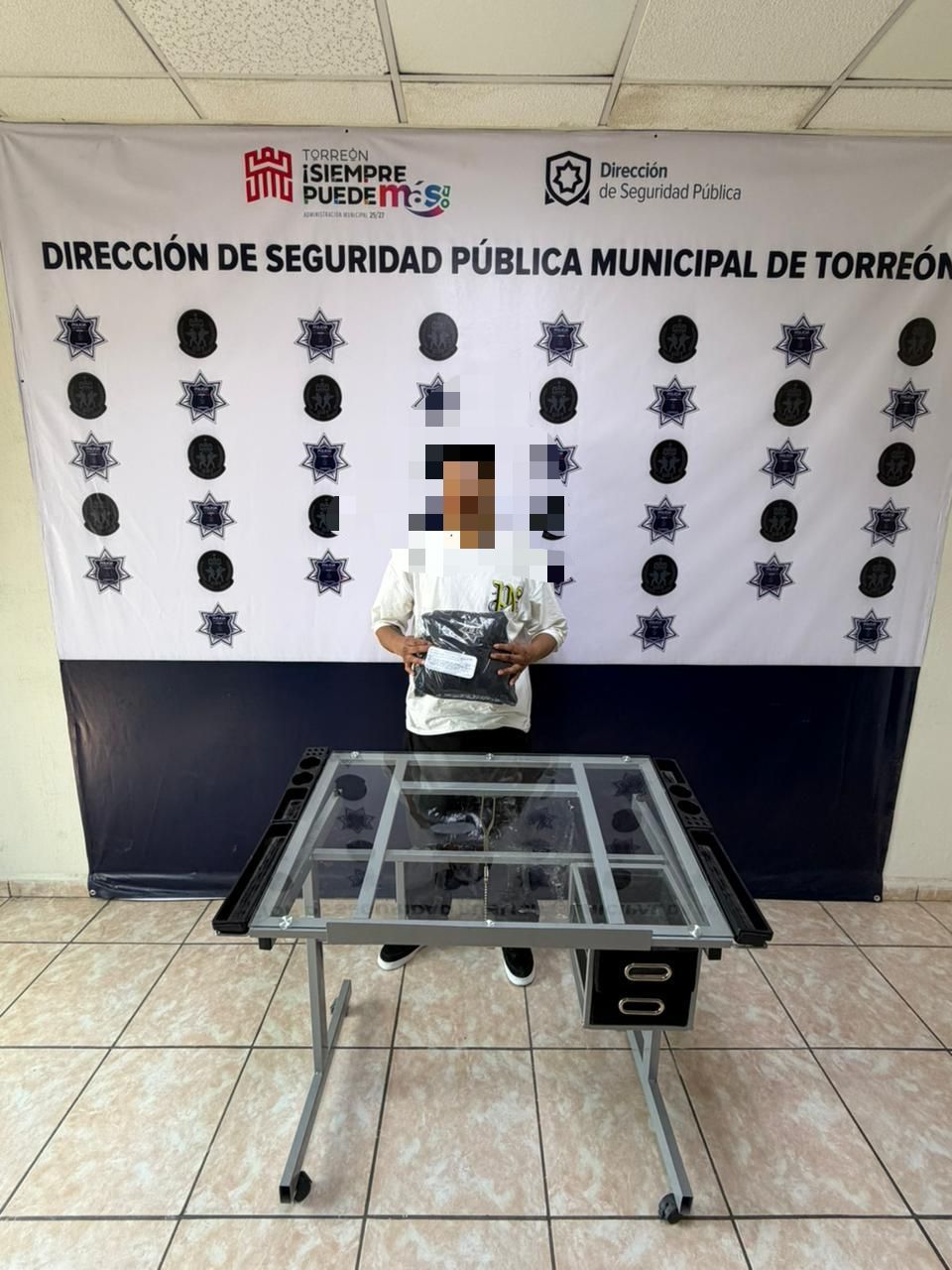 POLICÍA DETIENE A JOVEN POR USO INDEBIDO DE INSIGNIAS OFICIALES